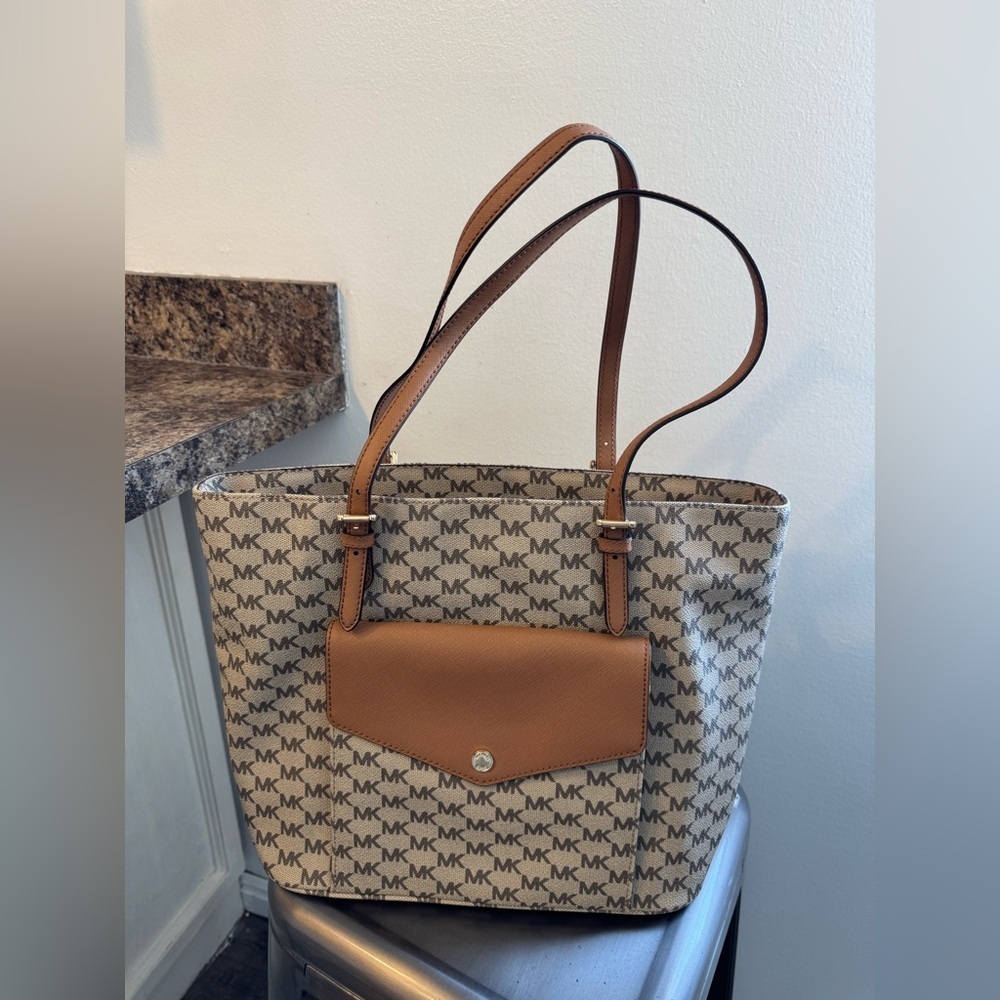 Michael Kors Jet Set Large Logo Pocket Tote- Natural/Acorn- NWT